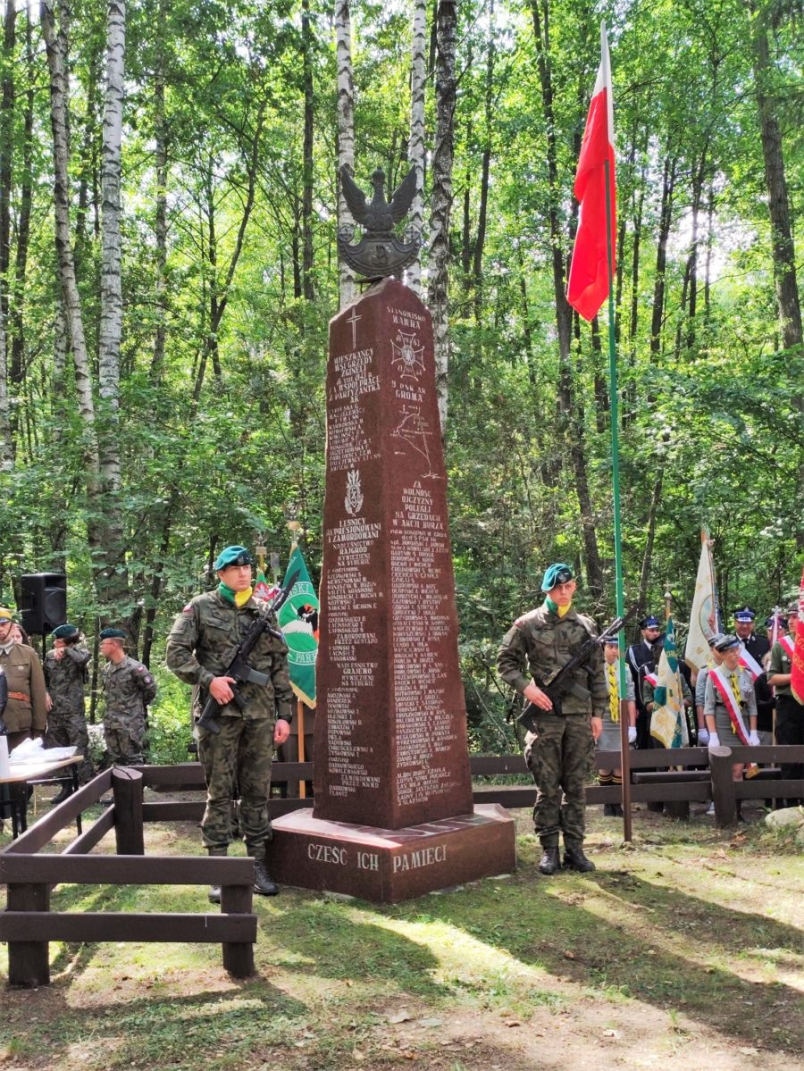Pomnik-poświęcony-poległym-w-bitwie-na-Grzędach-e1662967075816