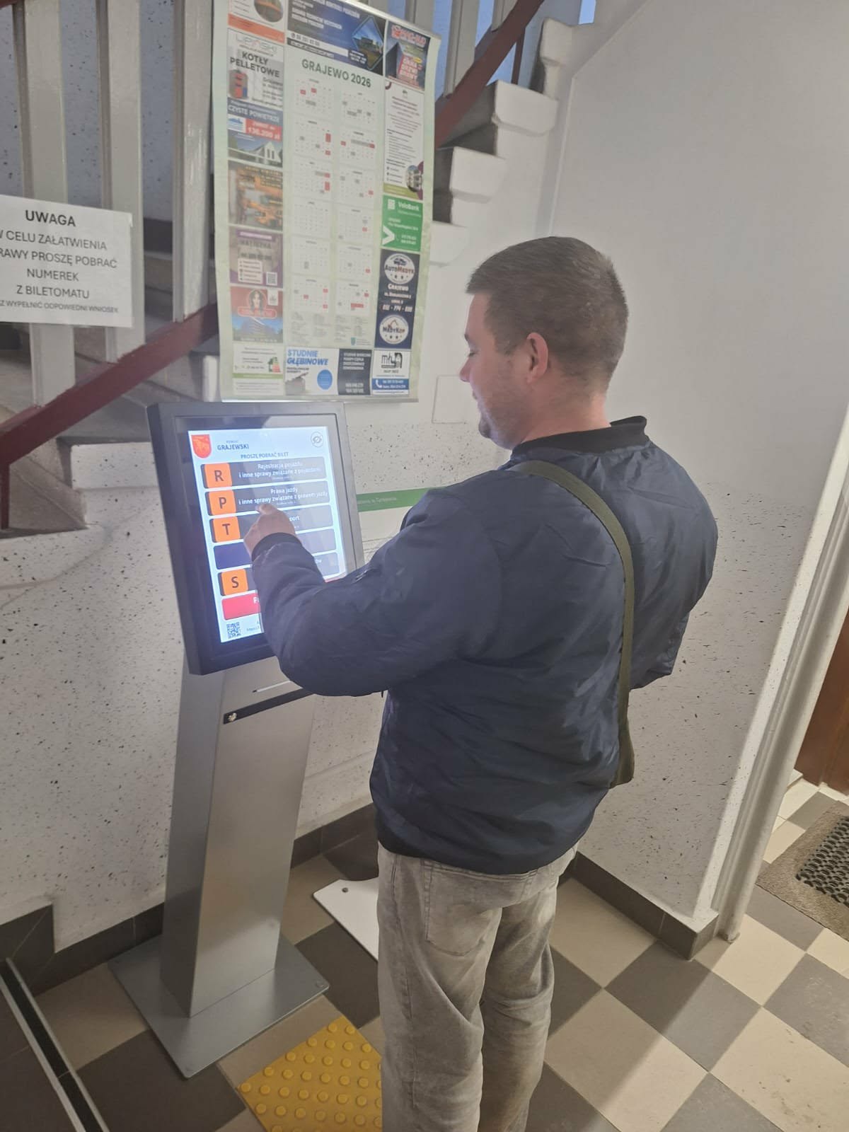 1.-Klient-korzystający-z-biletomatu